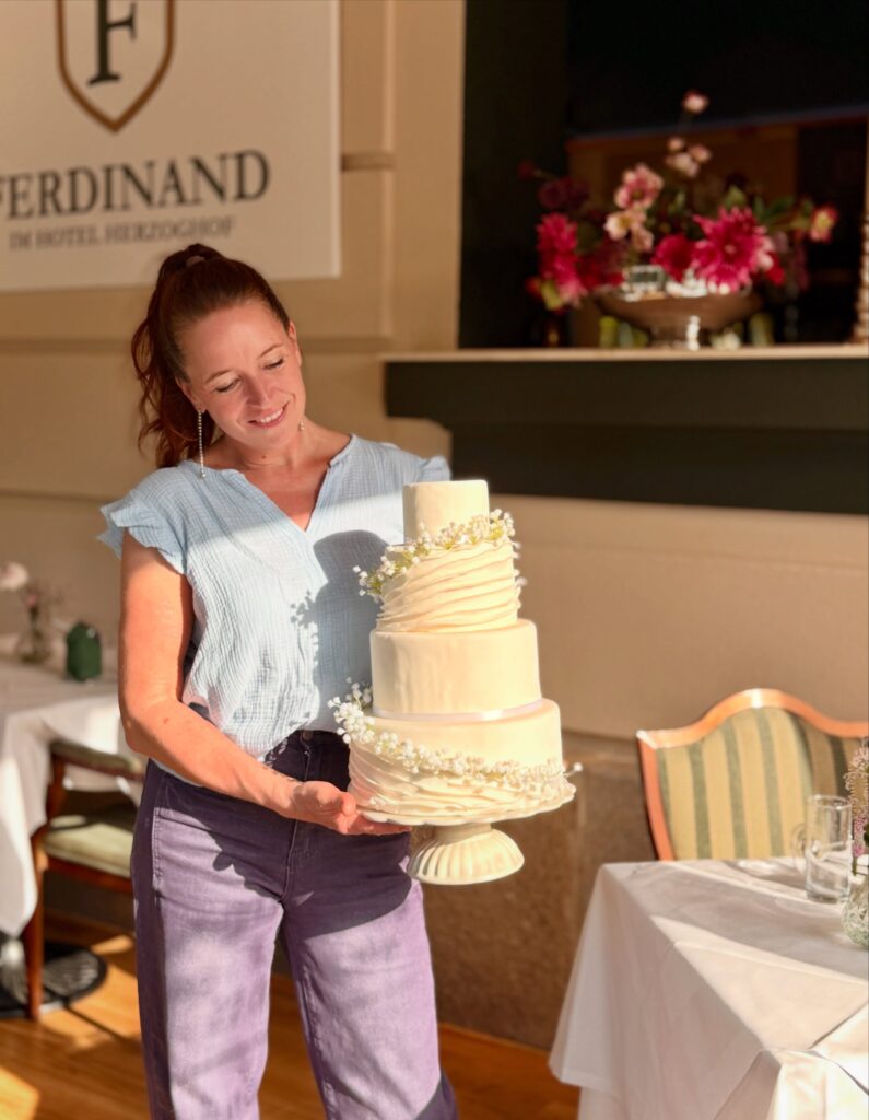 Judith Walli präsentiert eine handgefertigte Hochzeitstorte im Das Friedrich in Baden bei Wien